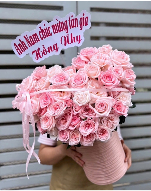 Hộp hoa trái tim màu hồng 