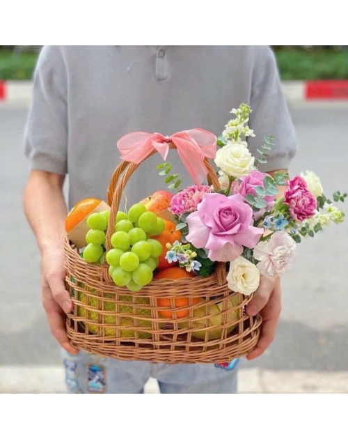 Giỏ trái cây mix hoa nhẹ nhàng 