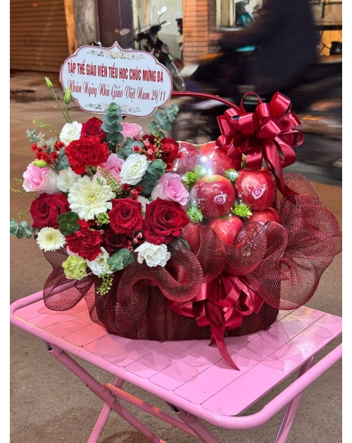 Giỏ trái cây màu đỏ đô