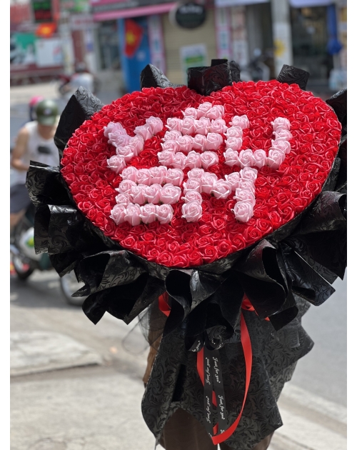 Bó hoa trái tim chữ yêu em 300 bông