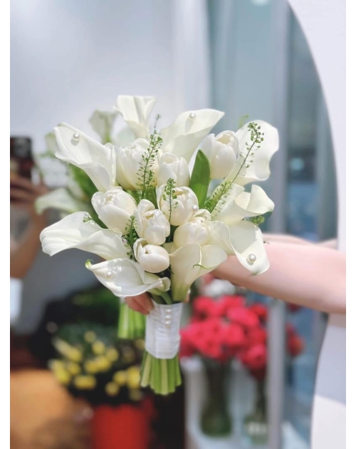 Bó hoa tulip mix hoa rum trắng 