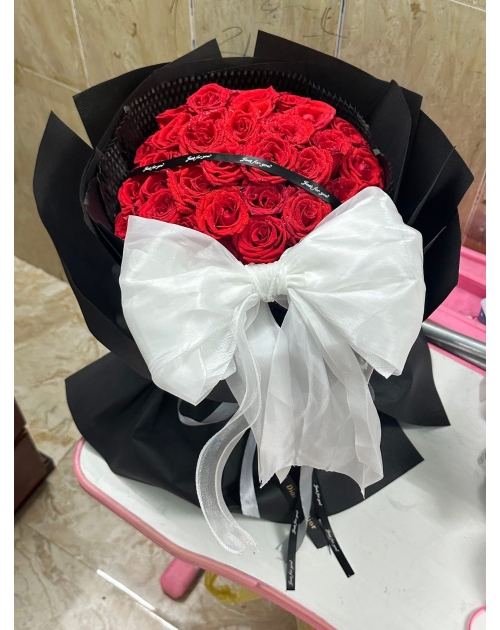 Bó hoa đỏ kèm nơ