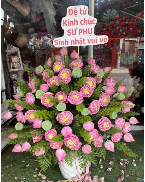 Bình hoa sen dâng phật