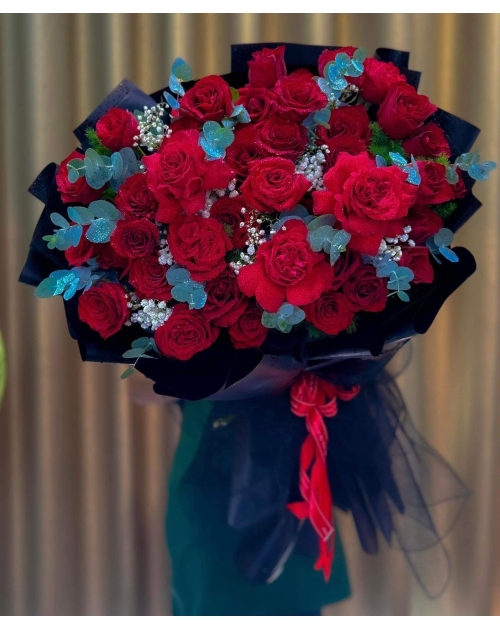 Bó hoa Hồng đỏ phôi giấy đen sang trọng 