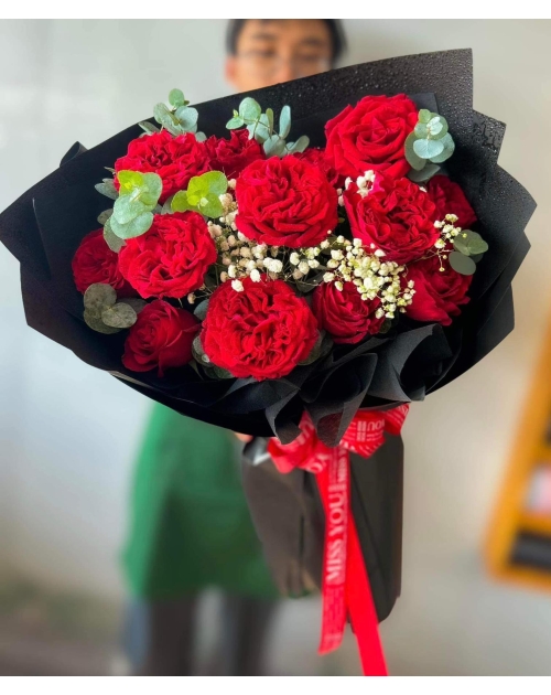 Bó hoa Hồng đỏ đơn giản phối giấy đen sang trọng 