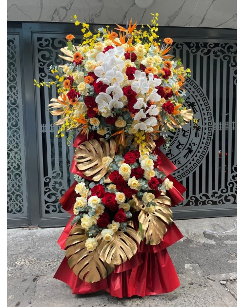 Kệ hoa khai trương màu đỏ mix lan hồ điệp tại Thủ Dầu 1