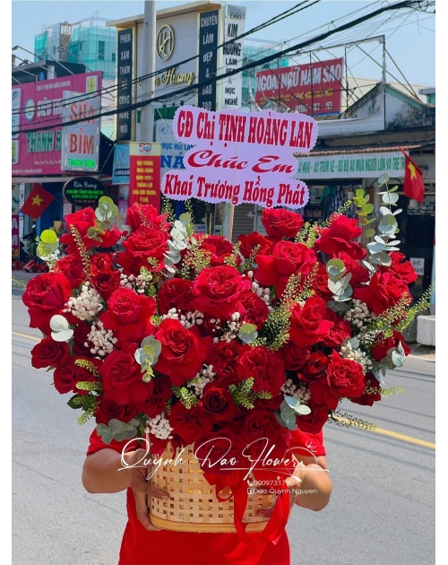 Giỏ hoa để bàn màu đỏ gần quận 12