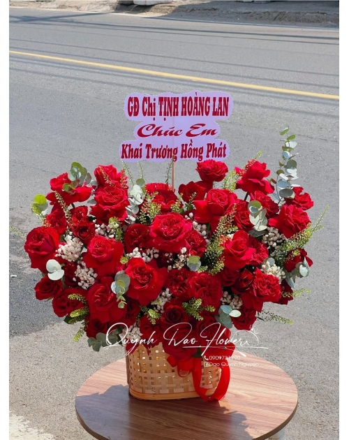 Giỏ hoa để bàn màu đỏ gần quận 12