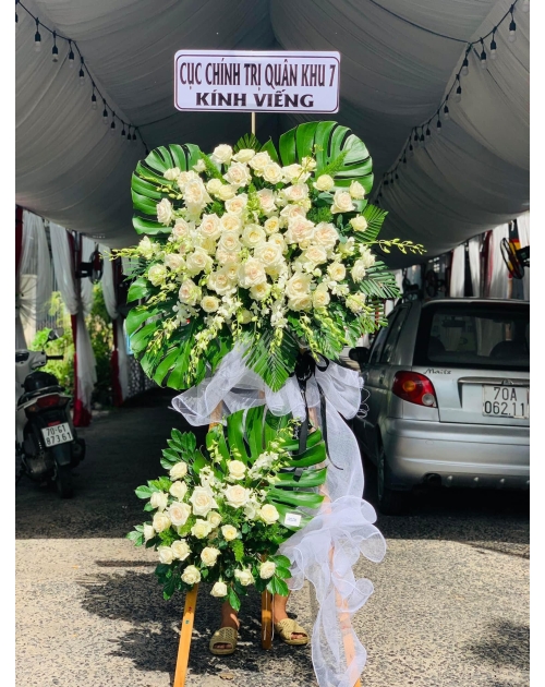 Kệ hoa chia buồn hoa hồng trắng 