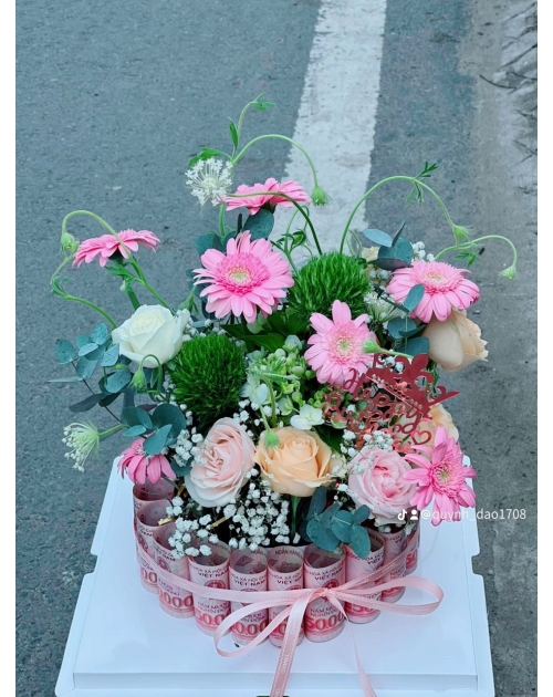 Hộp hoa bánh kèm tiền tặng người yêu 