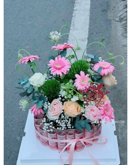 Hộp hoa bánh kèm tiền tặng người yêu 