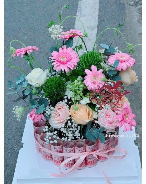 Hộp hoa bánh kèm tiền tặng người yêu 