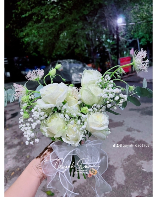 Bó hoa cưới tone trắng
