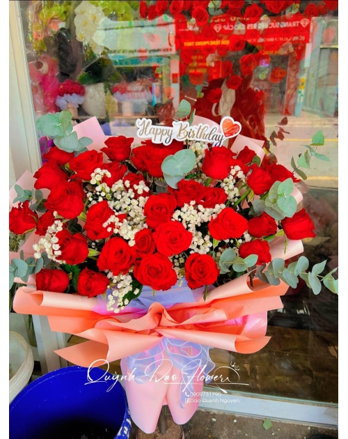 Bó hoa hồng đỏ rực rỡ
