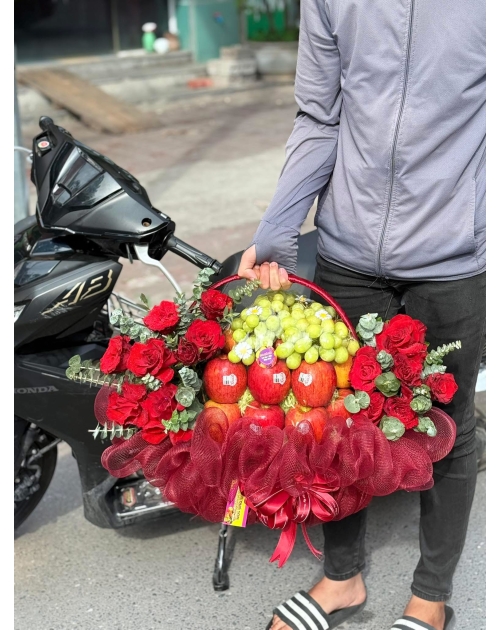 Giỏ trái cây màu đỏ