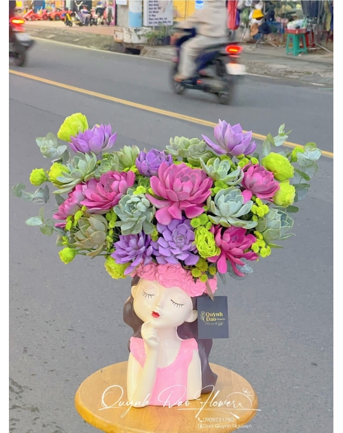 Bình hoa sen đá cô gái 