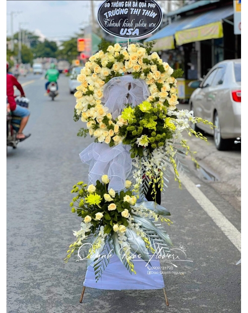 Kệ viếng tone vàng đơn giản 