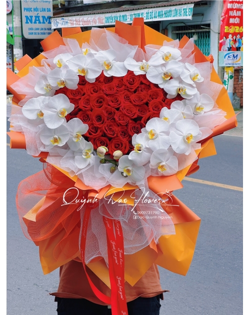 Bó hoa Hồng đỏ mix lan hồ điệp 