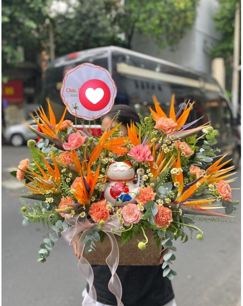 Giỏ hoa tươi khai trương kèm mèo thần tài 