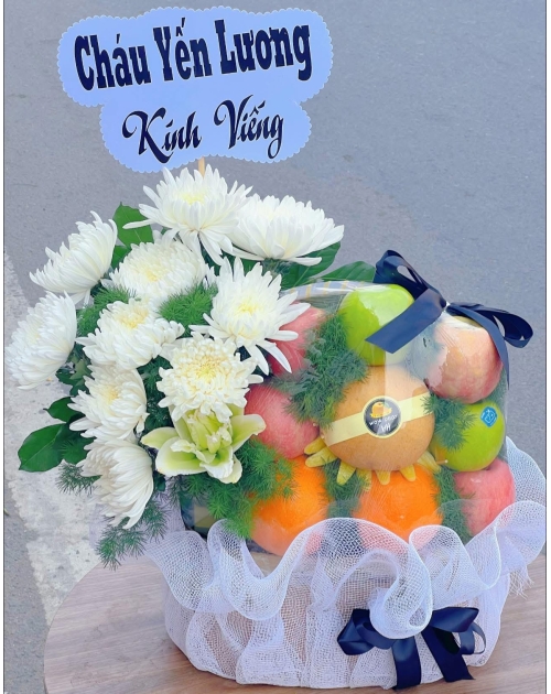 Giỏ trái cây viếng kèm hoa