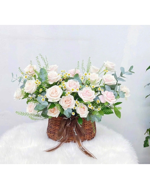 Giỏ hoa hồng kem nhỏ xinh