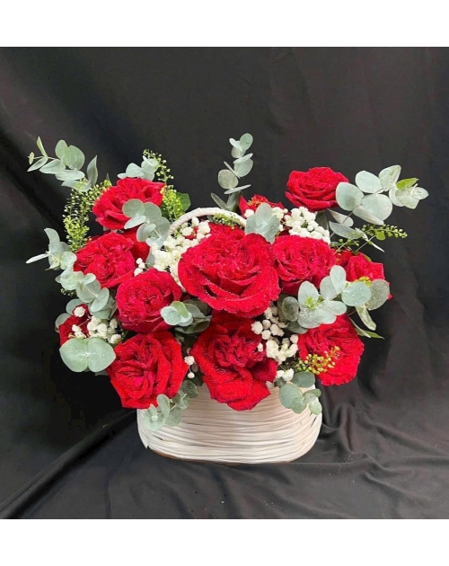 Giỏ hoa đỏ nhỏ xinh