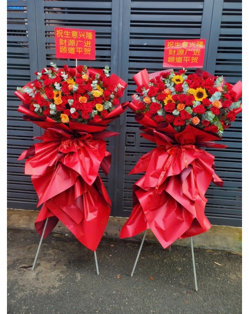 Kệ hoa đỏ rực rỡ