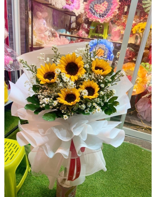 Hoa tốt nghiệp cho bạn nữ