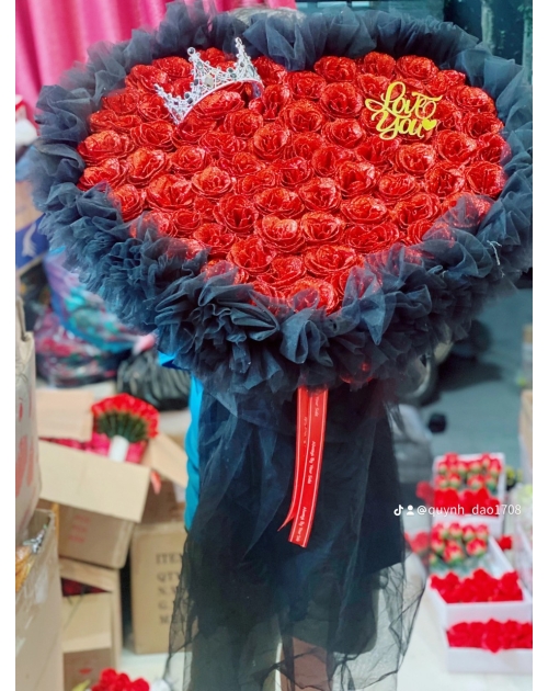 Bó hoa trái tim tone đen đỏ sang trọng, tặng người yêu 